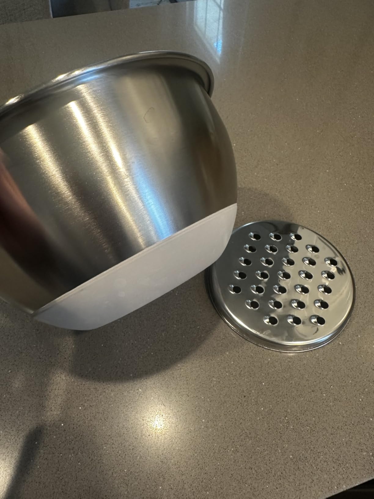 Wildone Mixing Bowls with Airtight Lids Set, 5PCS Stainless Steel Nesting Bowls with Grater Attachments & Non-Slip Bottoms, Size 5, 3, 2, 1.5, 0.63 QT, Great for Mixing & Serving, Khaki customer photo 2