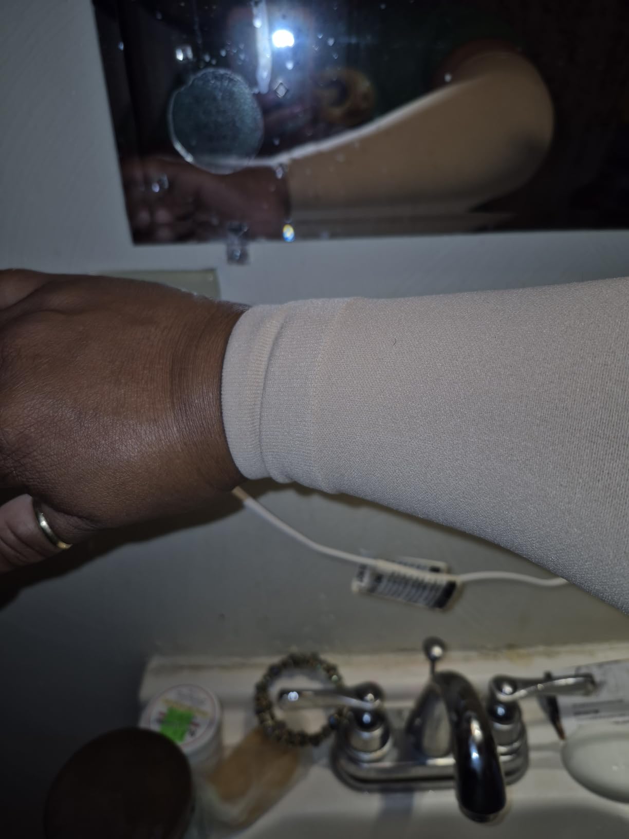 KEMFORD Lymphedema Compression Arm Sleeves for Women - 15-20 mmHg, Silicone Grip, 1 Pair - Arm Support for Swelling & Edema customer photo 2