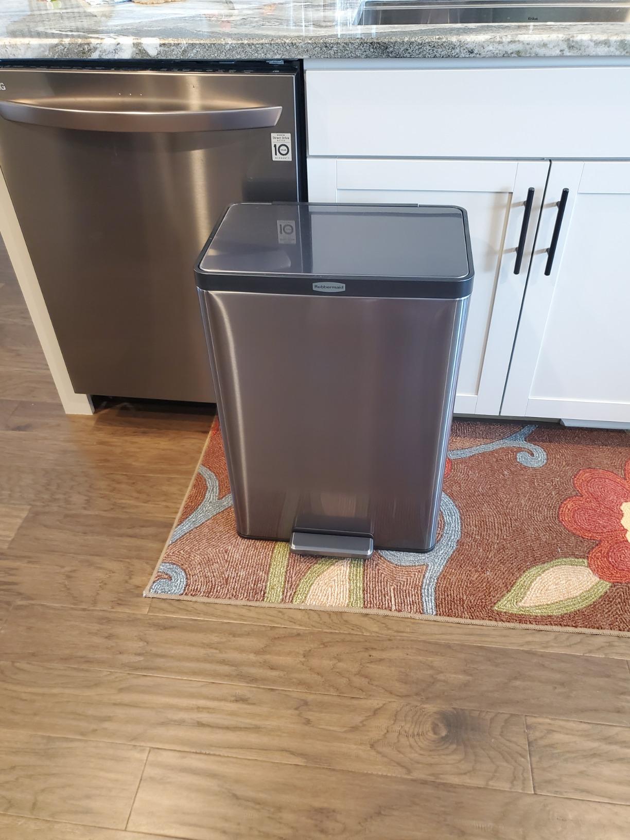 Rubbermaid Elite Stainless Steel Step-On Trash Can, 12 Gallon customer photo 1